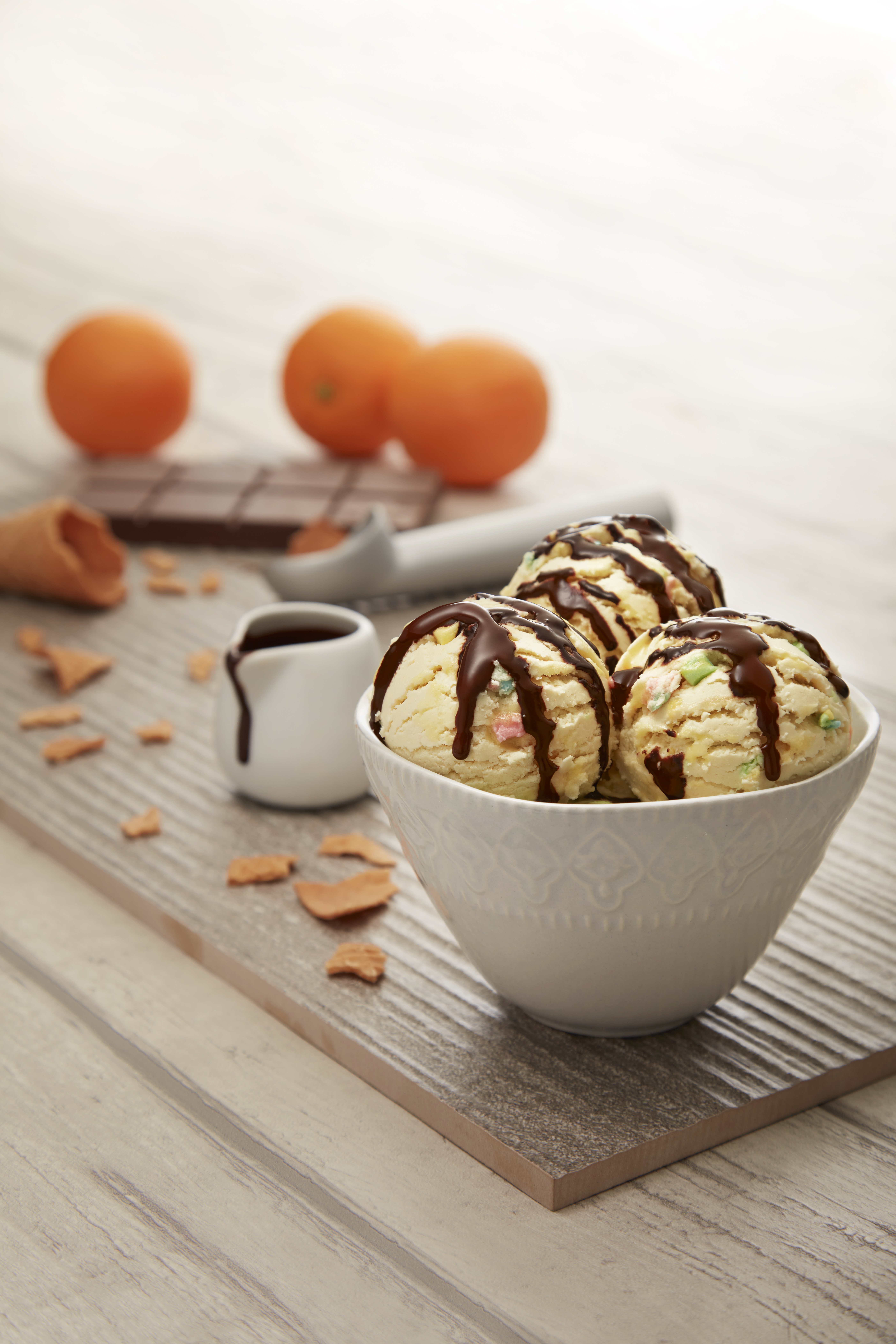 Aiskrim Marshmallow dengan Sos Fudge Coklat Oren
